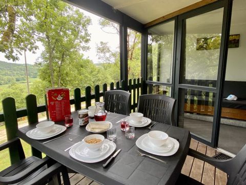 CHALET 5 personnes - en bois - 2 chambres + terrasse CHALET 5 personnes - en bois - 2 chambres + terrasse