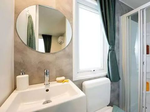 Mobilhome 8 personnes - Premium | 4 Ch. | 8 Pers. | Terrasse Lounge | 2 SDB | Clim. | TV