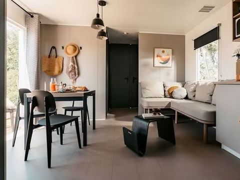 Mobilhome 8 personnes - Comfort | 4 Ch. | 6/8 Pers. | Terrasse surélevée | Outdoor kitchen | 2 SDB | Clim.