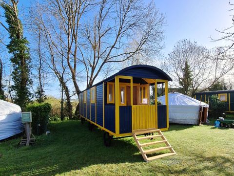 HÉBERGEMENT INSOLITE 4 personnes - roulotte 4 pers max