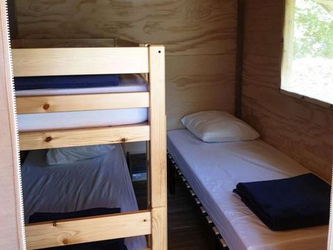 Tente en toile et en bois 5 personnes - C- Lodge pilotis - 2 chambres 24m² avec terrasse couverte