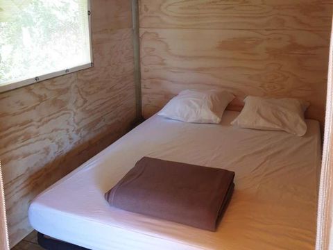 Tente en toile et en bois 5 personnes - C- Lodge pilotis - 2 chambres 24m² avec terrasse couverte