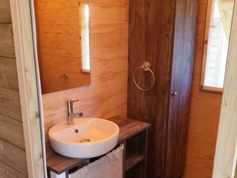 Tente en toile et en bois 5 personnes - C- Lodge pilotis - 2 chambres 24m² avec terrasse couverte