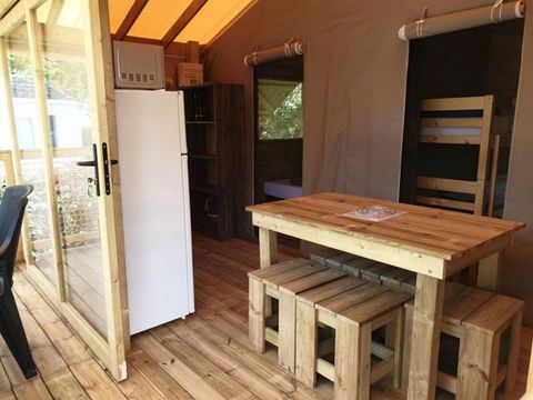 Tente en toile et en bois 5 personnes - C- Lodge pilotis - 2 chambres 24m² avec terrasse couverte
