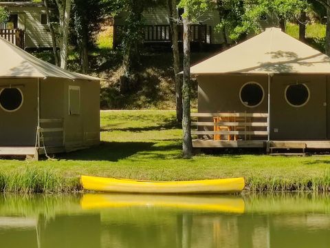 BUNGALOW TOILÉ 5 personnes - TENTE LODGE 40 M2 SANS SANITAIRES - AU BORD DE L'ETANG DE PECHE