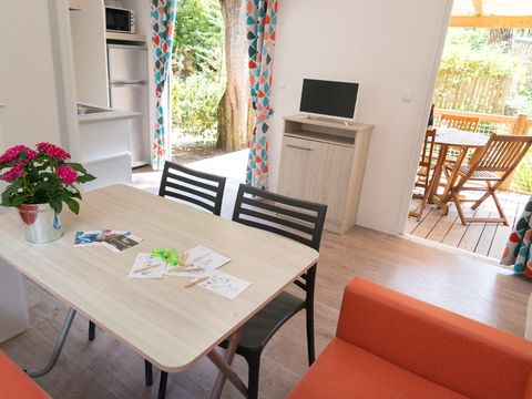 Mobilhome 6 personnes - CONFORT Mobil home 2ch. CATLEYA (2017) 27m² + Terrasse semi-couverte, séjour [dimanche/dimanche 4/6 pers