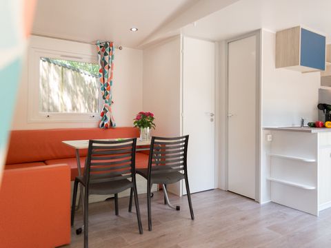 MOBILHOME 6 personnes - CONFORT Mobil home 2ch. CATLEYA (2017) 27m² + Terrasse semi-couverte, séjour [dimanche/dimanche