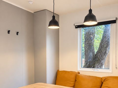 Mobilhome 4 personnes - Homeflower Premium 29m² - 2 chambres - Terrasse semi-couverte - TV - Lave-vaisselle - Plancha - Clim - Draps inc