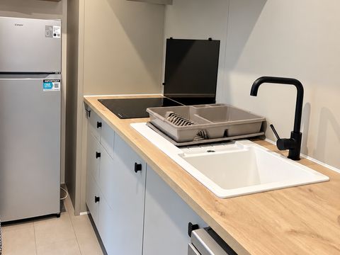 Mobilhome 4 personnes - Homeflower Premium 29m² - 2 chambres - Terrasse semi-couverte - TV - Lave-vaisselle - Plancha - Clim - Draps inc