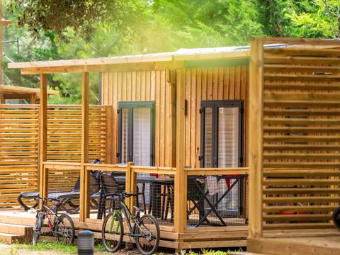 Mobilhome 4 personnes - Homeflower Premium 29m² - 2 chambres - Terrasse semi-couverte - TV - Lave-vaisselle - Plancha - Clim - Draps inc