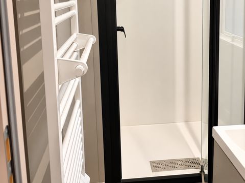 Mobilhome 6 personnes - Homeflower Premium 35m² - 3 chambres - Terrasse semi-couverte - TV - Lave-vaisselle - Plancha - Clim - Draps inc