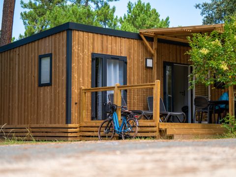 Mobilhome 6 personnes - Homeflower Premium 35m² - 3 chambres - Terrasse semi-couverte - TV - Lave-vaisselle - Plancha - Clim - Draps inc