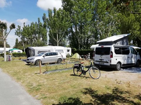 Emplacement - Forfait 2 : emplacement + 1 véhicule + électricité 6 A