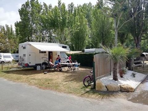 Emplacement - Forfait 2 : emplacement + 1 véhicule + électricité 6 A