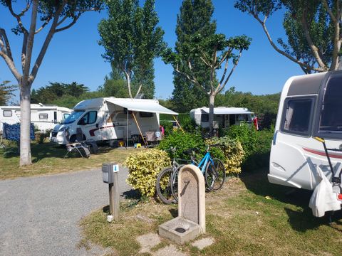Emplacement - Forfait 2 : emplacement + 1 véhicule + électricité 6 A