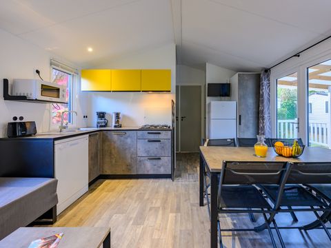 Mobilhome 8 personnes - SIGNATURE - PRESTIGE - 4 chambres - 40m2 - Terrasse couverte