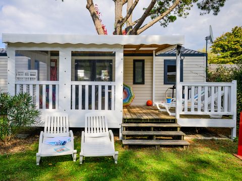 Mobilhome 8 personnes - SIGNATURE - PRESTIGE - 4 chambres - 40m2 - Terrasse couverte