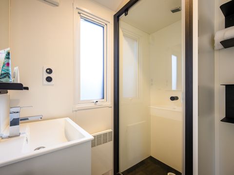 Mobilhome 8 personnes - SIGNATURE - PRESTIGE - 4 chambres - 40m2 - Terrasse couverte