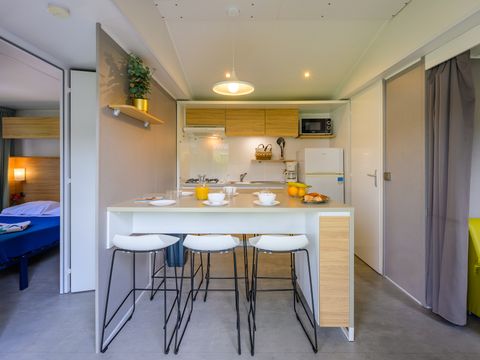 Mobilhome 4 personnes - D/ - COTTAGE - CONFORT - 2 chambres - 30m2 - Terrasse parasol