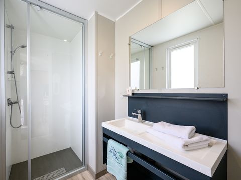 MOBILHOME 6 personnes - D/ COTTAGE CONFORT 3ch. 6 pers. - 35m2 - terasse parasol