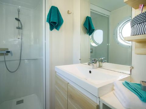 Mobilhome 8 personnes - Mobil-home | Premium | 4 Ch. | 8 Pers. | Terrasse Lounge | Outdoor kitchen | 2 SDB | Clim. | TV