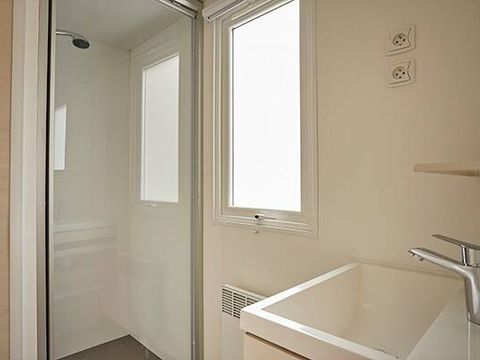BUNGALOW 6 personnes - Mobil-home | Comfort | 3 Ch. | 6 Pers. | Terrasse surélevée | Clim. BUNGALOW 6 personnes - Mobil-home | Comfort | 3 Ch. | 6 Pers. | Terrasse surélevée | Clim.