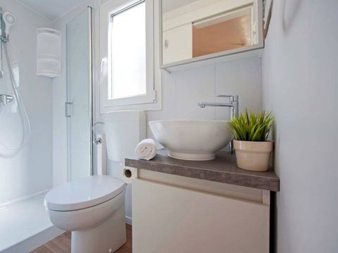 BUNGALOW 6 personnes - Mobil-home | Comfort | 3 Ch. | 6 Pers. | Terrasse simple BUNGALOW 6 personnes - Mobil-home | Comfort | 3 Ch. | 6 Pers. | Terrasse simple