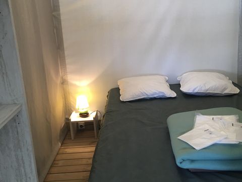 BUNGALOW TOILÉ 4 personnes - ECOLODGE 23m² sans sanitaire, avec point d'eau froide evier cuisine 4 pers