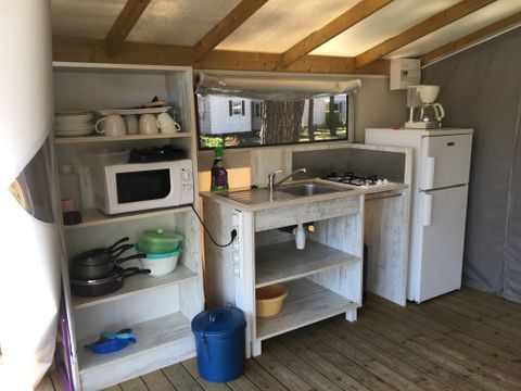BUNGALOW TOILÉ 4 personnes - ECOLODGE 23m² sans sanitaire, avec point d'eau froide evier cuisine 4 pers