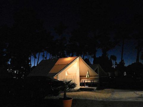 TENTE 4 personnes - Tente Lodge Junior sans sanitaire, avec point d'eau froide evier cuisine 4 pers