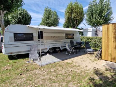 Emplacement - Forfait Premium : Forfait 2 avec sanitaire + cuisine individuelle