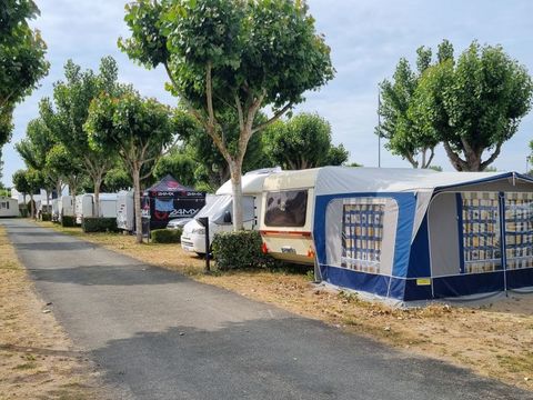 Emplacement - Forfait Premium : Forfait 2 avec sanitaire + cuisine individuelle