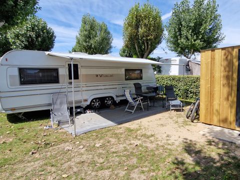 Emplacement - Forfait Premium : Forfait 2 avec sanitaire + cuisine individuelle