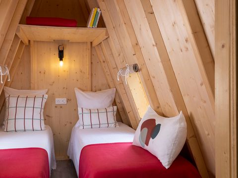 HÉBERGEMENT INSOLITE 2 personnes - Forfait Insolite :Cabadienne 8m² - 1 chambre + Frigidaire + Terrasse 1/2 pers