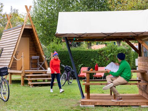 HÉBERGEMENT INSOLITE 2 personnes - Forfait Insolite :Cabadienne 8m² - 1 chambre + Frigidaire + Terrasse 1/2 pers