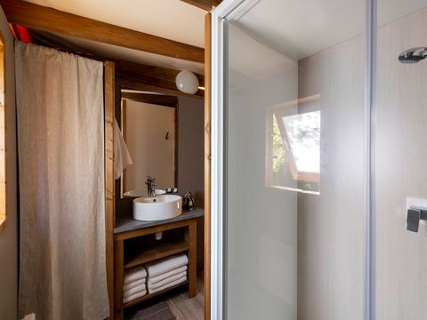 CHALET 4 personnes - CosyFlower Confort 27m² - 2 chambres + Terrasse couverte + LV + Quartier piéton. 4 pers