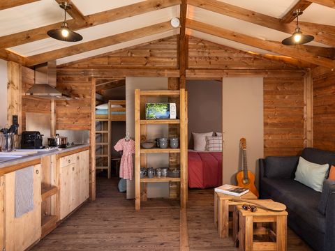 CHALET 4 personnes - CosyFlower Confort 27m² - 2 chambres + Terrasse couverte + LV + Quartier piéton. 4 pers