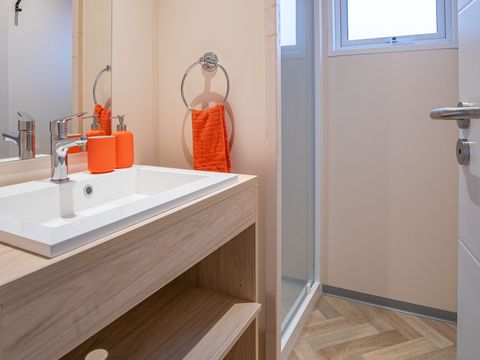 CHALET 4 personnes - Chalet Cannelle 26.5m² 2 chambres + TV + LV + Terr. couverte+ Draps + Quartier piéton + clim 4 pers