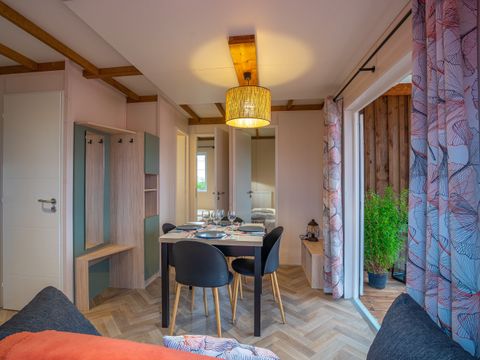 CHALET 4 personnes - Chalet Cannelle 26.5m² 2 chambres + TV + LV + Terr. couverte+ Draps + Quartier piéton + clim 4 pers