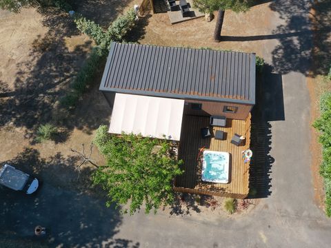 MOBILHOME 6 personnes - COTTAGE TRIO STANDING- TV- LAVE VAISSELLE- 2 SALLES D'EAU avec SPA PRIVATIF 6 pers