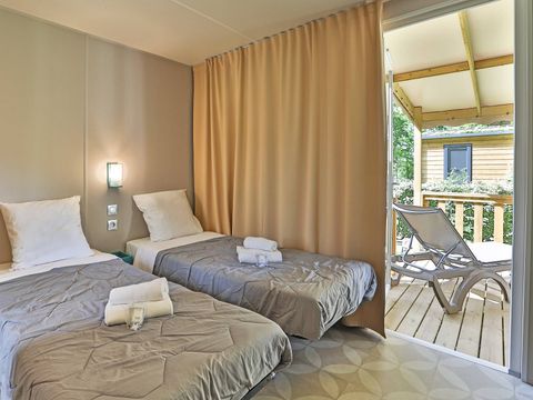 MOBILHOME 4 personnes - Mobil-home | Premium Exclusive | 2 Ch. | 4 Pers. | Terrasse Couverte | 2 SDB