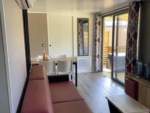 MOBILHOME 8 personnes - Mobil-home | Ultimate | 4 Ch. | 8 Pers. | Terrasse surélevée | 2 SDB | Clim. | TV