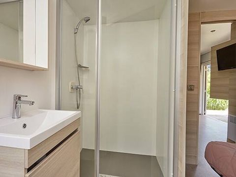 MOBILHOME 8 personnes - Mobil-home | Ultimate | 4 Ch. | 8 Pers. | Terrasse surélevée | 2 SDB | Clim. | TV