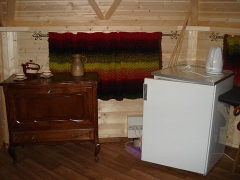 HÉBERGEMENT INSOLITE 6 personnes - Refuge - Esprit cabane - Sans eau ni sanitaire 4/6 places