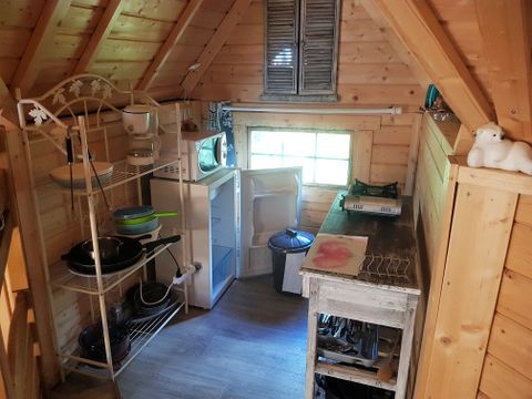 HÉBERGEMENT INSOLITE 6 personnes - Refuge - Esprit cabane - Sans eau ni sanitaire 4/6 places