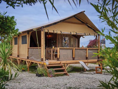 Tente en toile et en bois 4 personnes - Cabane Confort Lodge sur pilotis 32m²