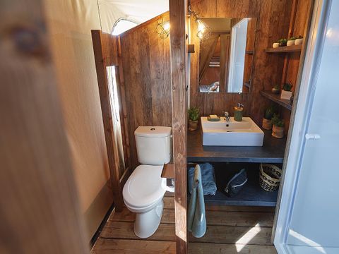 Tente en toile et en bois 4 personnes - Cabane Confort Lodge sur pilotis 32m²