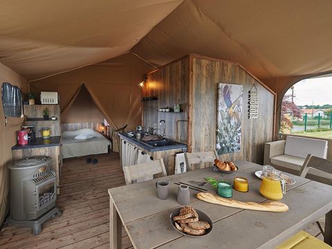Tente en toile et en bois 4 personnes - Cabane Confort Lodge sur pilotis 32m²
