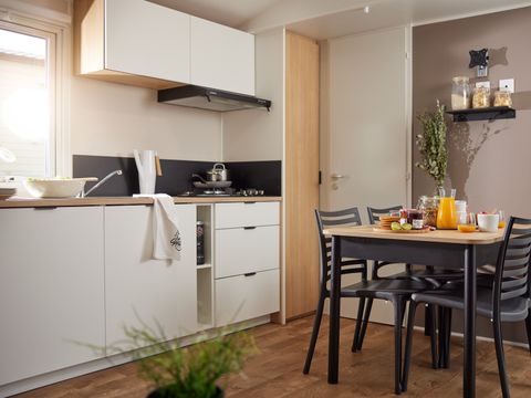 MOBILHOME 7 personnes - 35m² Premium (3 chambres) + Terrasse + LV + TV + Clim