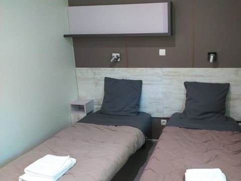 Mobilhome 5 personnes - Premium - 40m² - 2 chambres - TV - Lave-vaisselle - BBQ - Clim - 2 salles de bain